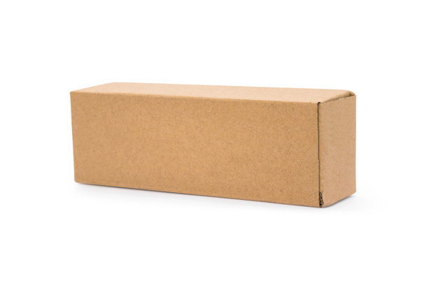 Boîte en carton isolée sur fond blanc. Modèle de longue boîte pour votre conception. Couper l'objet chemins
. - Photo, image
