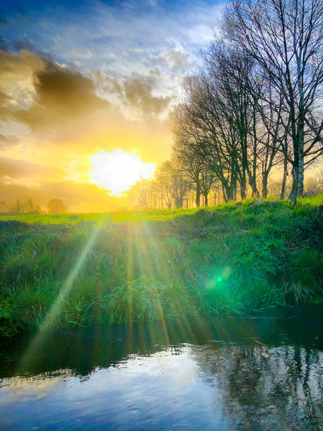 Dramatische rivier Sunrise - Foto, afbeelding
