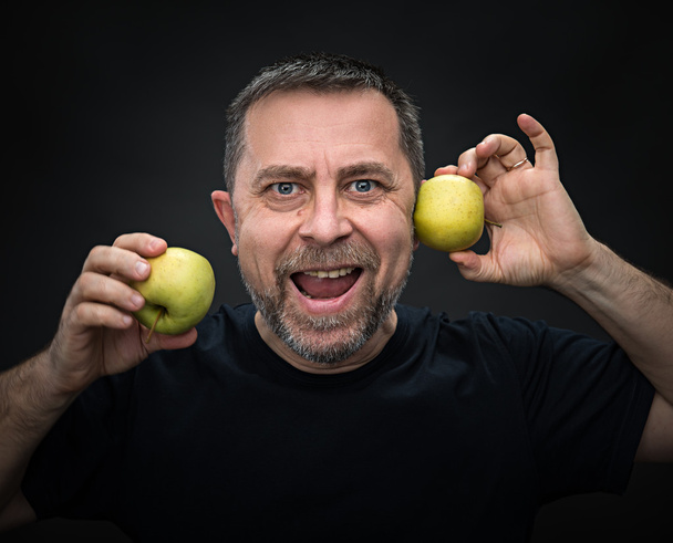 Muž středního věku s zelená jablka - Fotografie, Obrázek