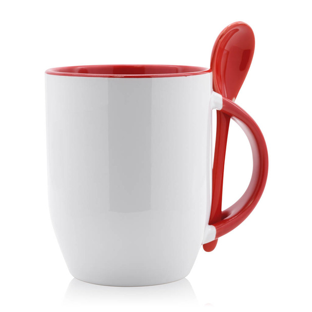 赤いコーヒーマグとスプーンは、白い背景に分離しました。あなたのデザインのための空のティーカップ。( クリッピング パス ) - 写真・画像