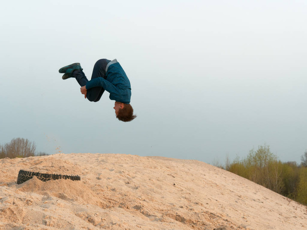 Bambini e adolescenti si divertono sulla sabbia bianca. parkour
 - Foto, immagini