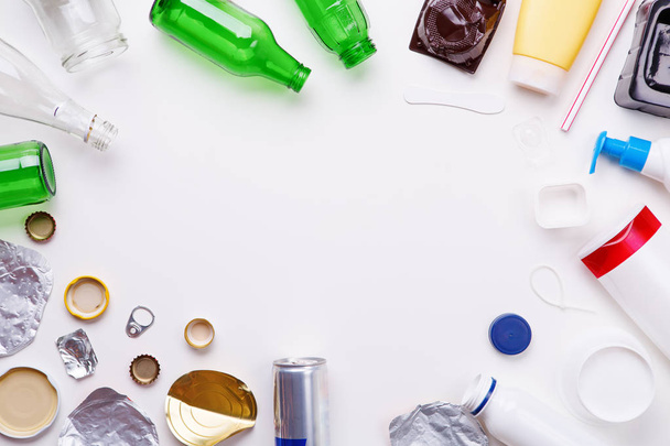 Επιλογή σκουπιδιών για ανακύκλωση-μέταλλο, πλαστικό και γυαλί. Έννοια της ανακύκλωσης - Φωτογραφία, εικόνα