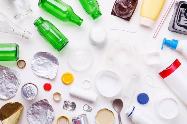 Výběr odpadků pro recyklaci-kov, plast a sklo. Koncepce recyklace - Fotografie, Obrázek