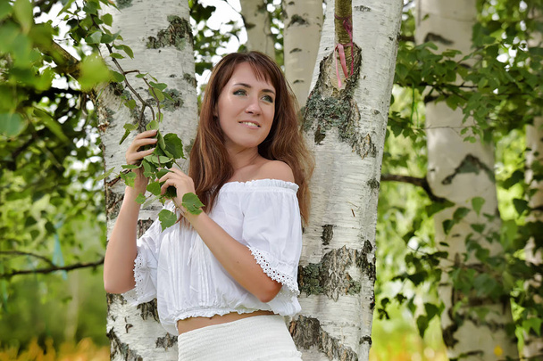 woman in white by birch in summer - Foto, Imagem