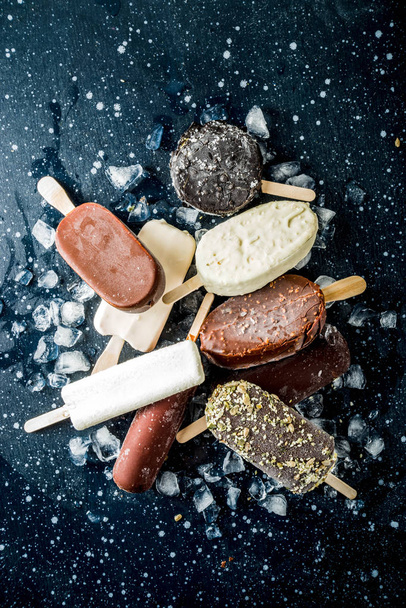 Stapel van verschillende popsicle consumptie-ijs - Foto, afbeelding
