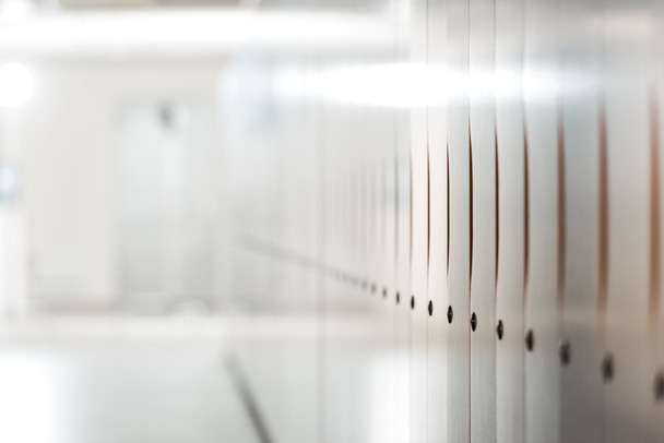 concentration sélective des casiers dans le corridor de l'université
 - Photo, image