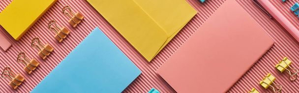 tiro panorâmico de artigos de papelaria coloridos em rosa
  - Foto, Imagem