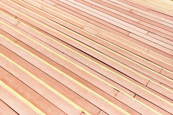 Кроки від тонких дерев'яних плит. Крупним планом
 - Фото, зображення