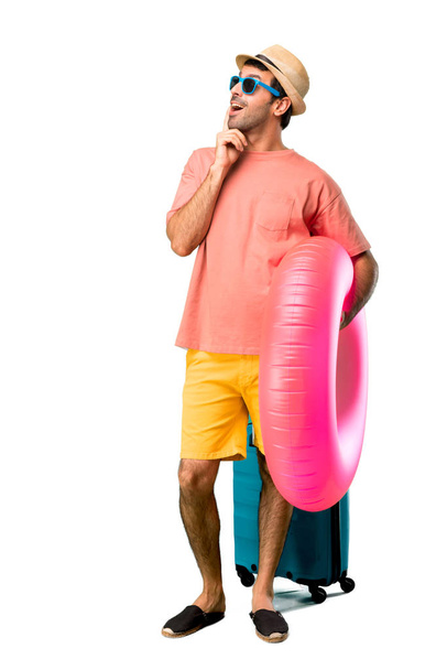 Corpo inteiro de Homem com chapéu e óculos de sol em suas férias de verão
  - Foto, Imagem