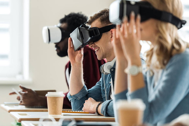 selectieve focus van multi-etnische studenten met behulp van VR-headsets in de Universiteit - Foto, afbeelding