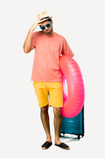 A full-length shot of Man with hat and sunglasses on his summer  - Foto, afbeelding