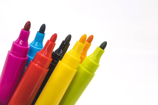 Барвиста маркерна ручка встановлена на ізольованому фоні. Яскравий високопродуктивний і порожній простір для вашого дизайну або монітора
. - Фото, зображення