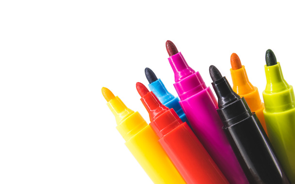 Kleurrijke marker pen ingesteld op geïsoleerde achtergrond. Levendige markeerstift en lege ruimte voor uw ontwerp of montage. - Foto, afbeelding