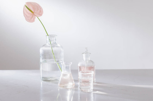 Kaunis koostumus hajuvesi näytteitä ja kukkia pöydällä
 - Valokuva, kuva