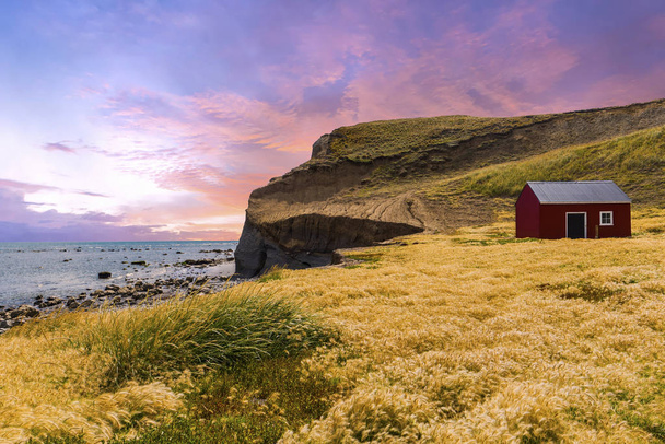 Fisherman's cottage near the coast in Tierra del Fuego - Φωτογραφία, εικόνα