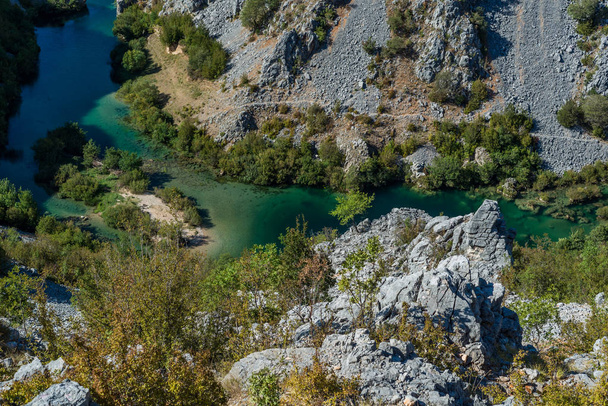 Canyon de Zrmanja, rivière zrmanja dans le comté de Zadar, Dalmatie, Croatie
 - Photo, image