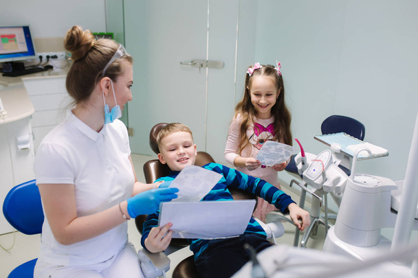 歯医者の小さな女の子と男の子幸せな子供たち - 写真・画像