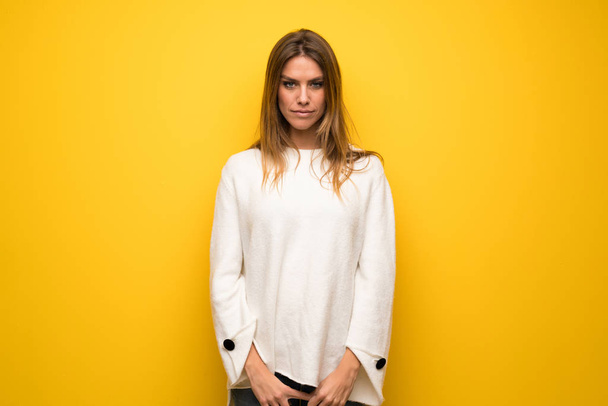 Blonde woman over yellow wall portrait - Foto, afbeelding