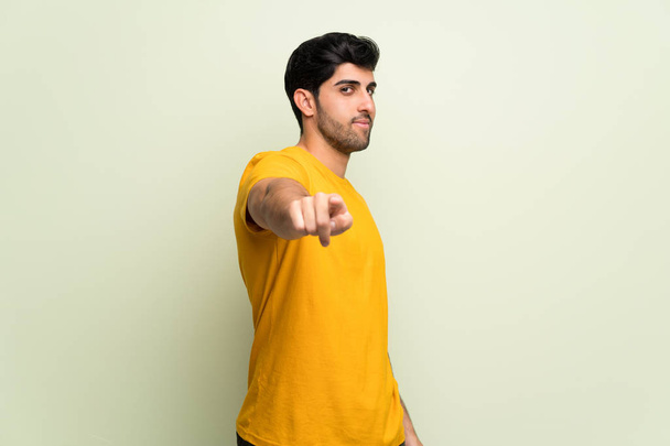Νέος άνθρωπος πάνω από ροζ τοίχο σημεία δάχτυλο σε σας με μια έκφραση αυτοπεποίθηση - Φωτογραφία, εικόνα
