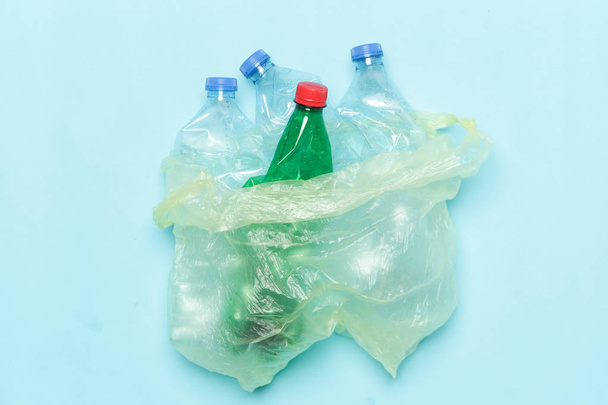 Vrouw met een plastic zak vol plastic afval voor eenmalig gebruik - Foto, afbeelding