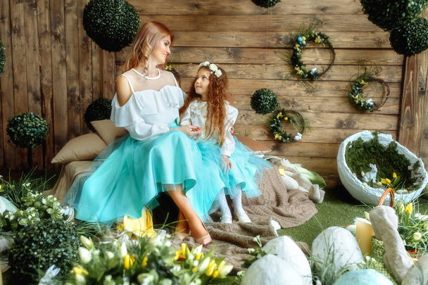Beautiful mother and daughter in a spring studio. - Valokuva, kuva