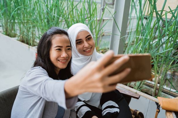 muslim woman with scarf taking selfie  - Foto, immagini