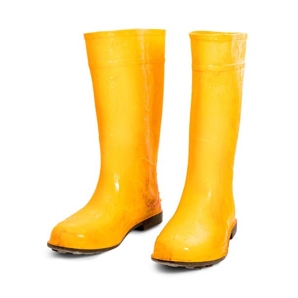 Κίτρινες λαστιχένιες μπότες σε λευκό φόντο. Βρεγμένες βρώμικες μπότες. (Κλιπ διαδρομή ) - Φωτογραφία, εικόνα
