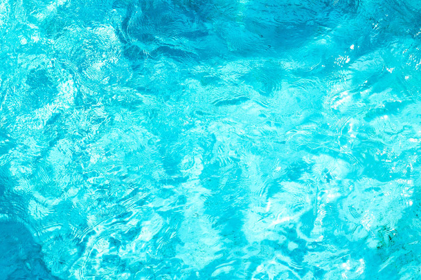 Bazén s slunečným odrazům. Abstraktní vodní plocha. - Fotografie, Obrázek