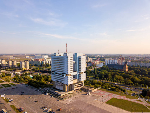Russia, veduta aerea. La parte centrale della città di Kaliningrad, l'edificio incompiuto Casa dei Soviet nella città del costruttivismo dei tempi dell'URSS
 - Foto, immagini