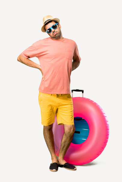 Full body of Man with hat and sunglasses on his summer vacation  - Foto, afbeelding