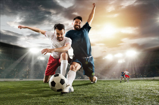 Двое мужчин играют в футбол и соревнуются друг с другом
 - Фото, изображение