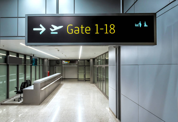 Aeropuerto vuelo llegada puertas info pantalla - Foto, imagen