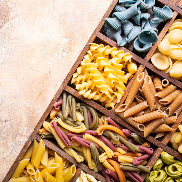 Pasta italiana colorata assortita in scatola di legno
 - Foto, immagini