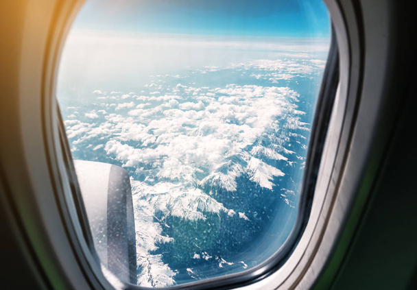 заснеженные горы через окно самолета - Фото, изображение