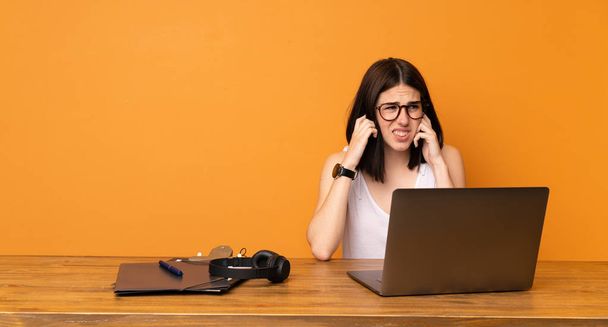 Kobieta biznesowa w biurze sfrustrowana i pokrywająca uszy - Zdjęcie, obraz