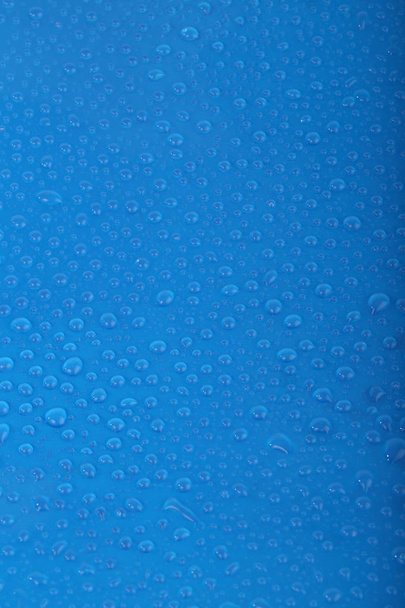 Gotas de agua sobre fondo azul. Gotas sobre fondo azul
 - Foto, Imagen