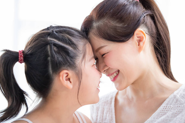 Mom and daughter gaze toghether  - 写真・画像