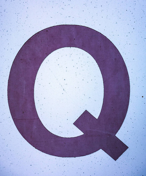 Kirjallinen sanamuoto ahdistuneessa tilassa Typografia löytyi kirje Q
 - Valokuva, kuva