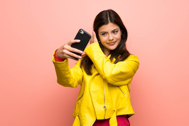 Nastolatek dziewczyna różowy mur Dokonywanie selfie - Zdjęcie, obraz