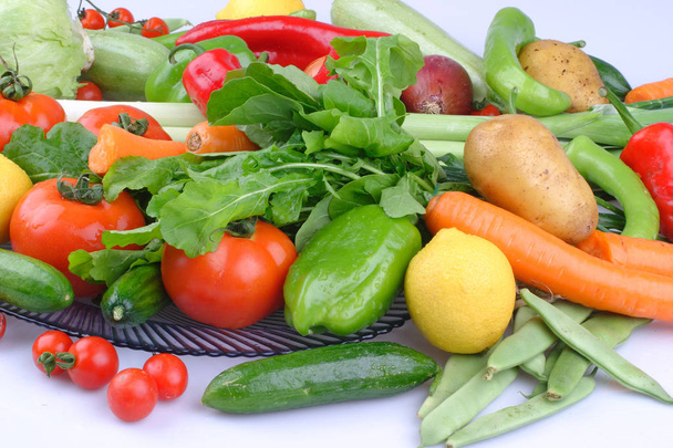 Ассортимент свежих фруктов и овощей
 - Фото, изображение