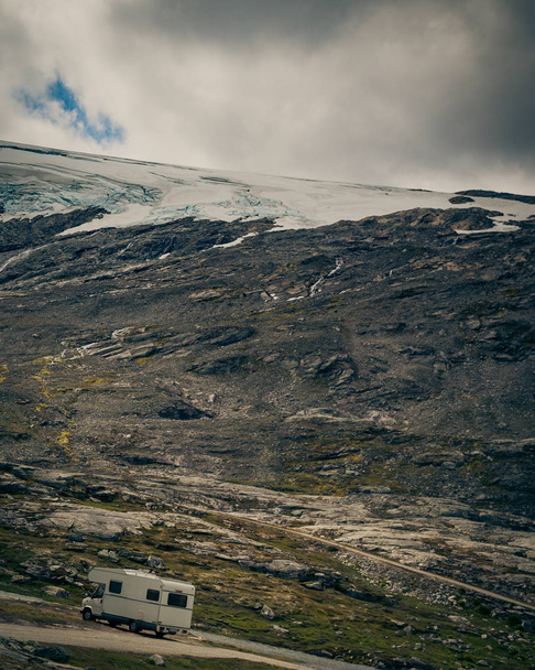 Camper car in norwegian mountains - 写真・画像