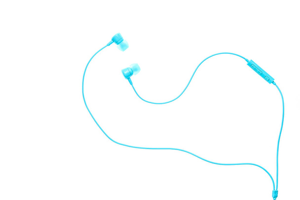 Écouteurs filaires bleus isolés sur fond blanc
 - Photo, image