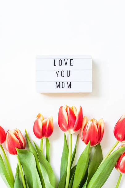 Tarjeta de felicitación del Día de las Madres con flores rojas de tulipán
 - Foto, imagen