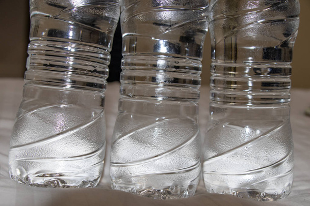 Wasserflaschen aus Plastik, Nahaufnahme - Foto, Bild