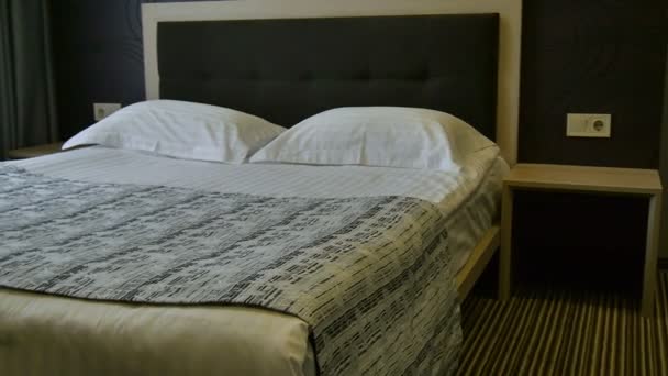 Διακόσμηση στο εσωτερικό του υπνοδωματίου. Διπλό κρεβάτι στο δωμάτιο του ξενοδοχείου χωρίς ανθρώπους. Αργή κίνηση - Πλάνα, βίντεο