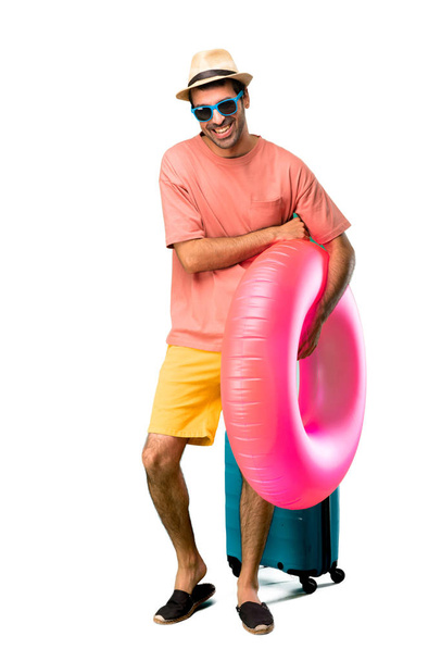Corpo inteiro de Homem com chapéu e óculos de sol em suas férias de verão mantendo os braços cruzados enquanto sorri em fundo isolado
 - Foto, Imagem