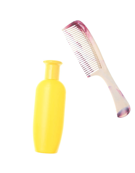 Garrafa de shampoo pente isolado no fundo branco.Cuidado com o cabelo. Vista superior
 - Foto, Imagem