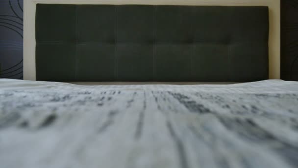 Vorbereitung des Hotelzimmers. saubere frische Bettwäsche und Kissenbezüge. Bettwechsel - Filmmaterial, Video
