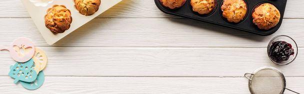Nejlepší pohled na lahodné dortíky a pečicí nástroje na dřevěném stole s prostorem pro kopírování - Fotografie, Obrázek
