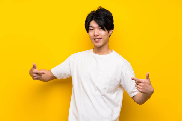 asiatico uomo oltre isolato giallo muro orgoglioso e auto-soddisfatto
 - Foto, immagini